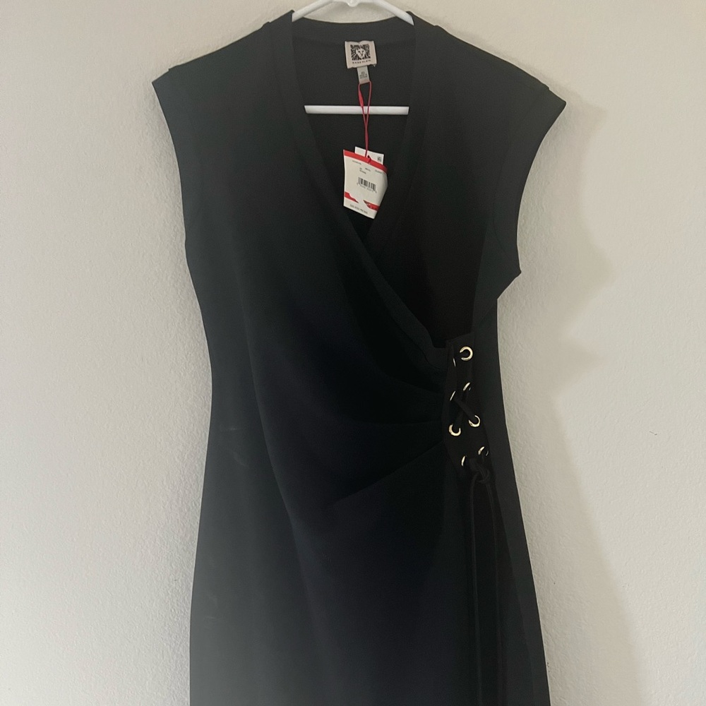 Fashionable ANNE KLEIN Black V-Neck Dress with Sleek Waistline Design